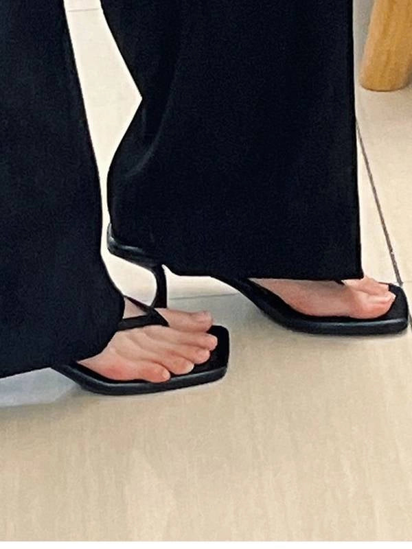 Celeste minimalistiska högklackade sandaler
