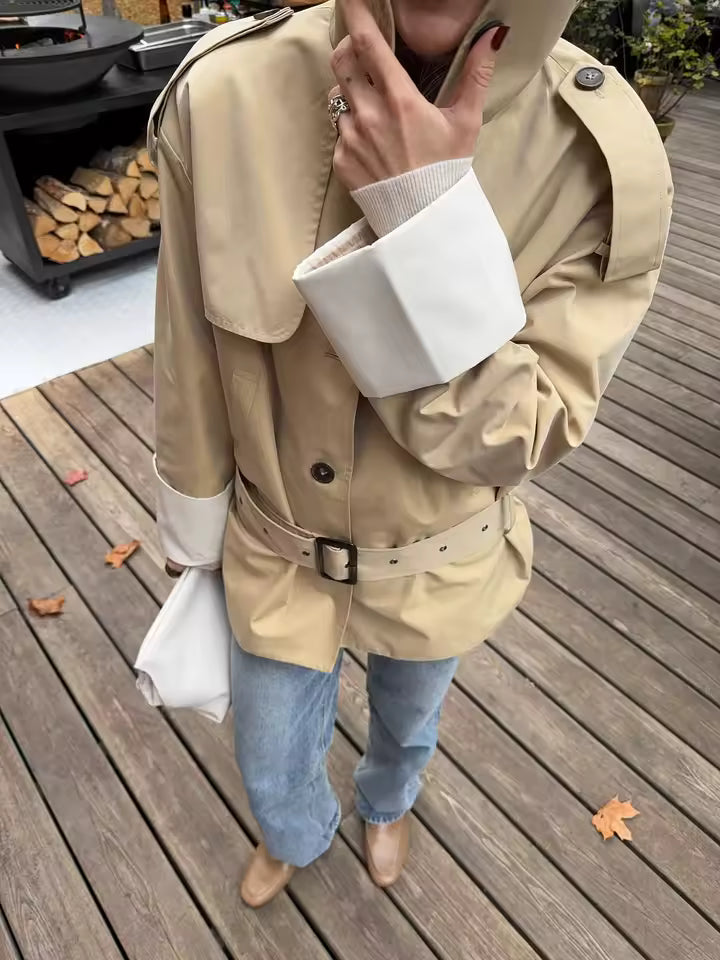 Evelyn Trenchcoat med kontrasterande muddar och bälte