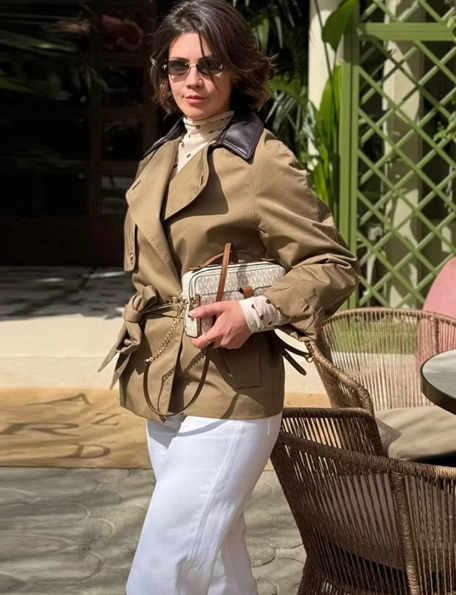 Mary trenchcoat med kontrasterande krage och skärp