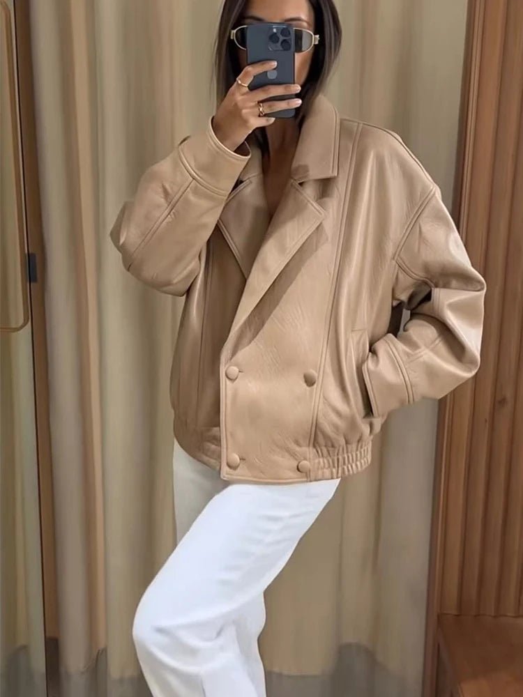 Isabel dubbelknäppt kappa i fusk-läder