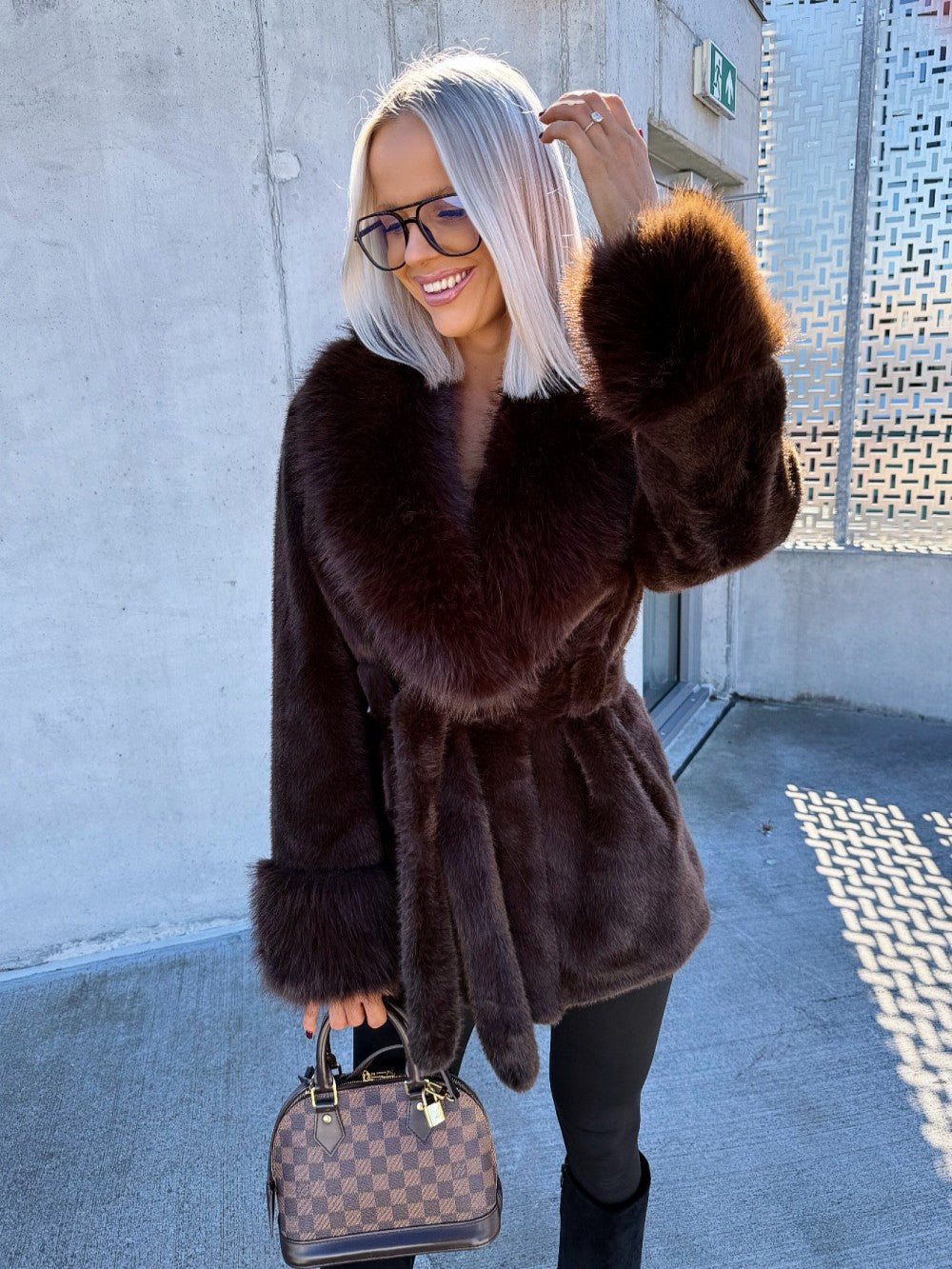 Eva skärpprydd fuskpälsrock