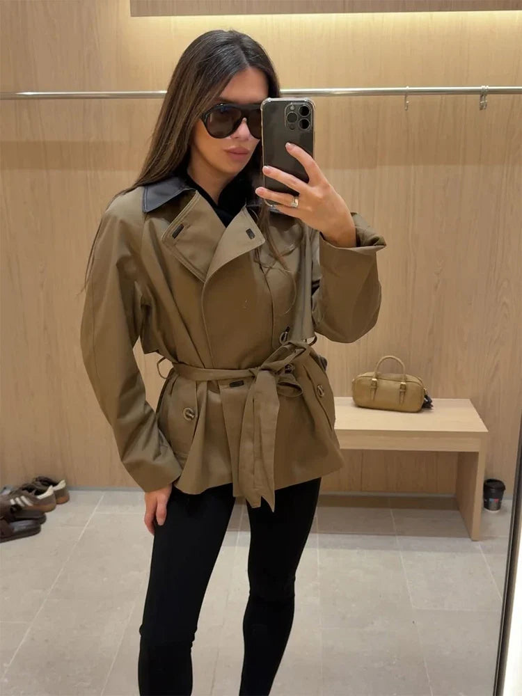Mary trenchcoat med kontrasterande krage och skärp