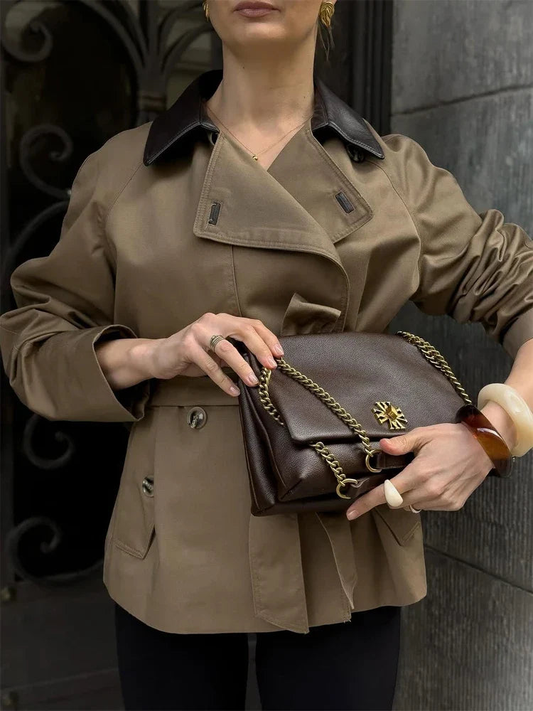 Mary trenchcoat med kontrasterande krage och skärp