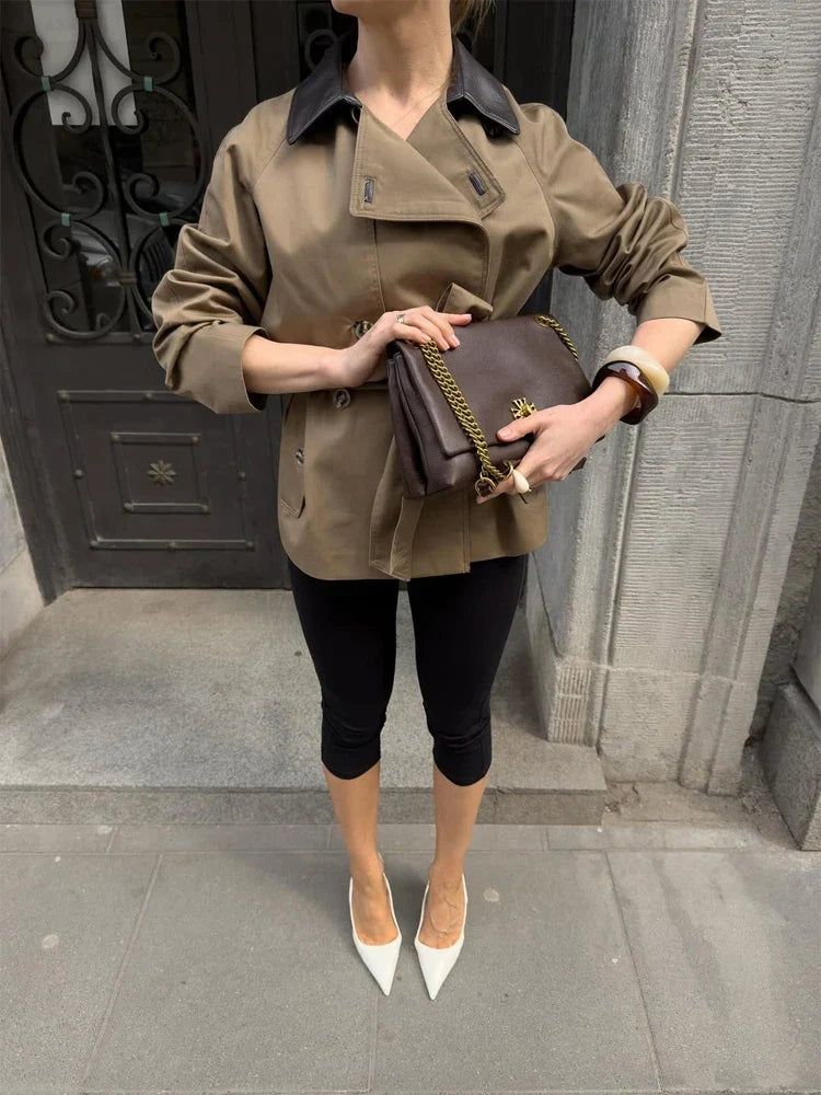 Mary trenchcoat med kontrasterande krage och skärp