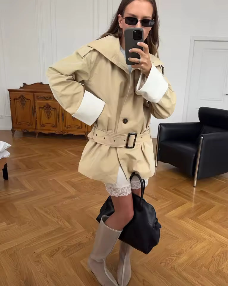 Evelyn Trenchcoat med kontrasterande muddar och bälte