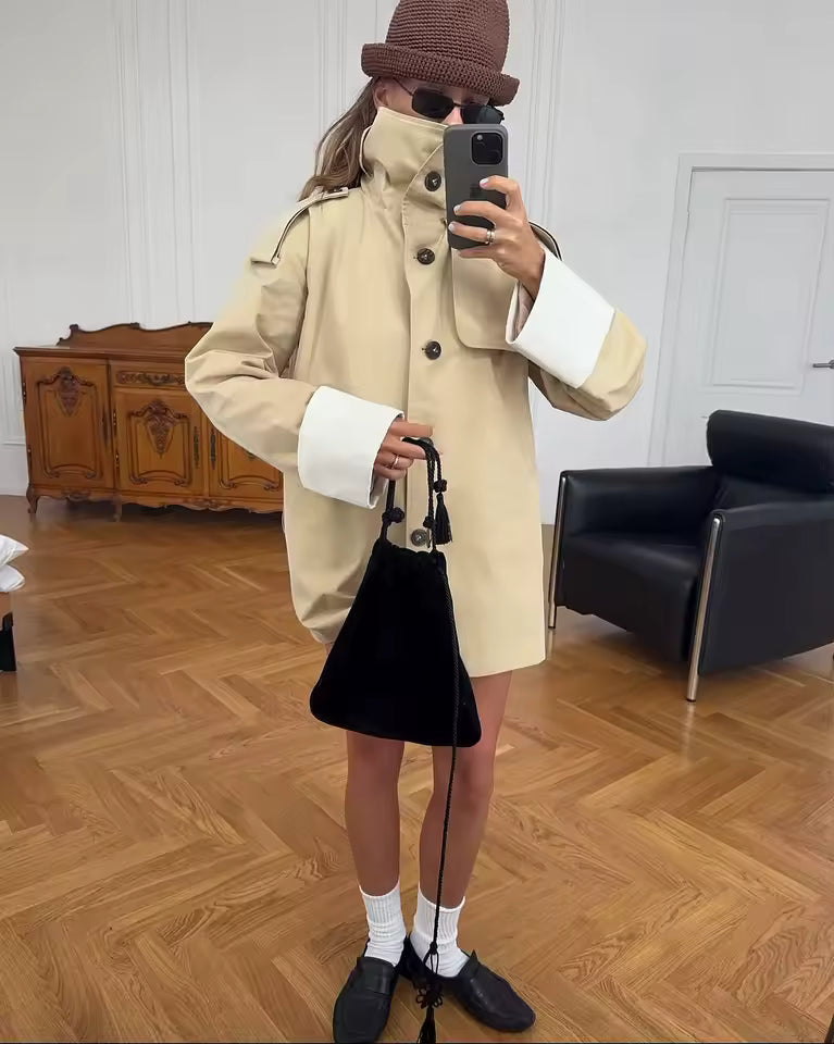 Evelyn Trenchcoat med kontrasterande muddar och bälte