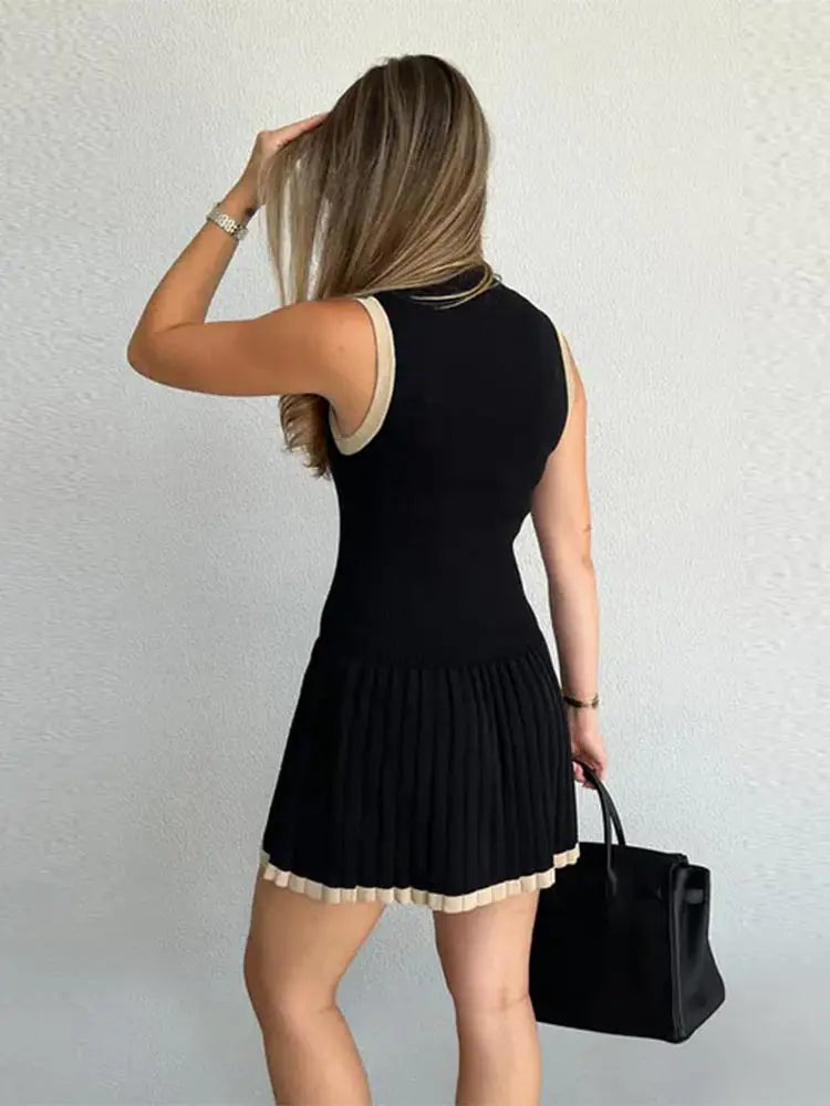 Sophie stickad klänning med låg midja och kontrast