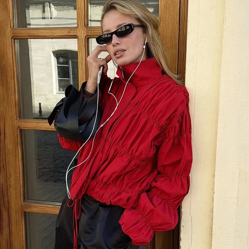 Ellie Jacka med rynkad dragkedja