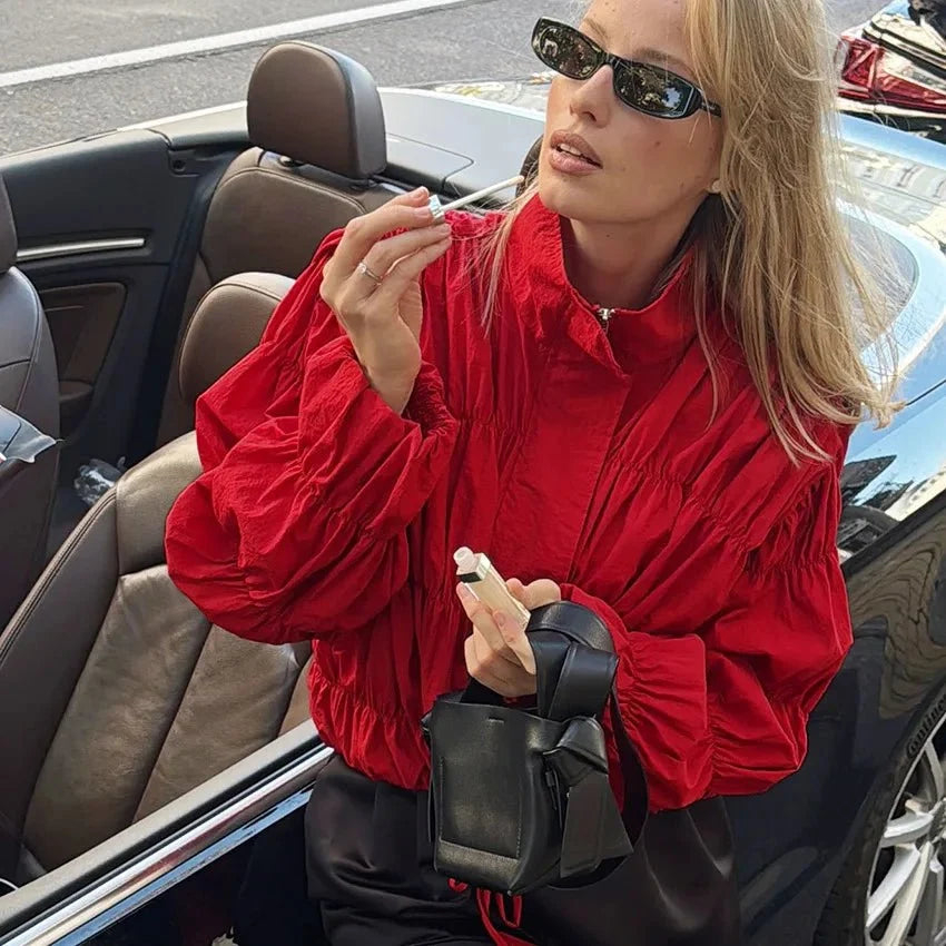 Ellie Jacka med rynkad dragkedja