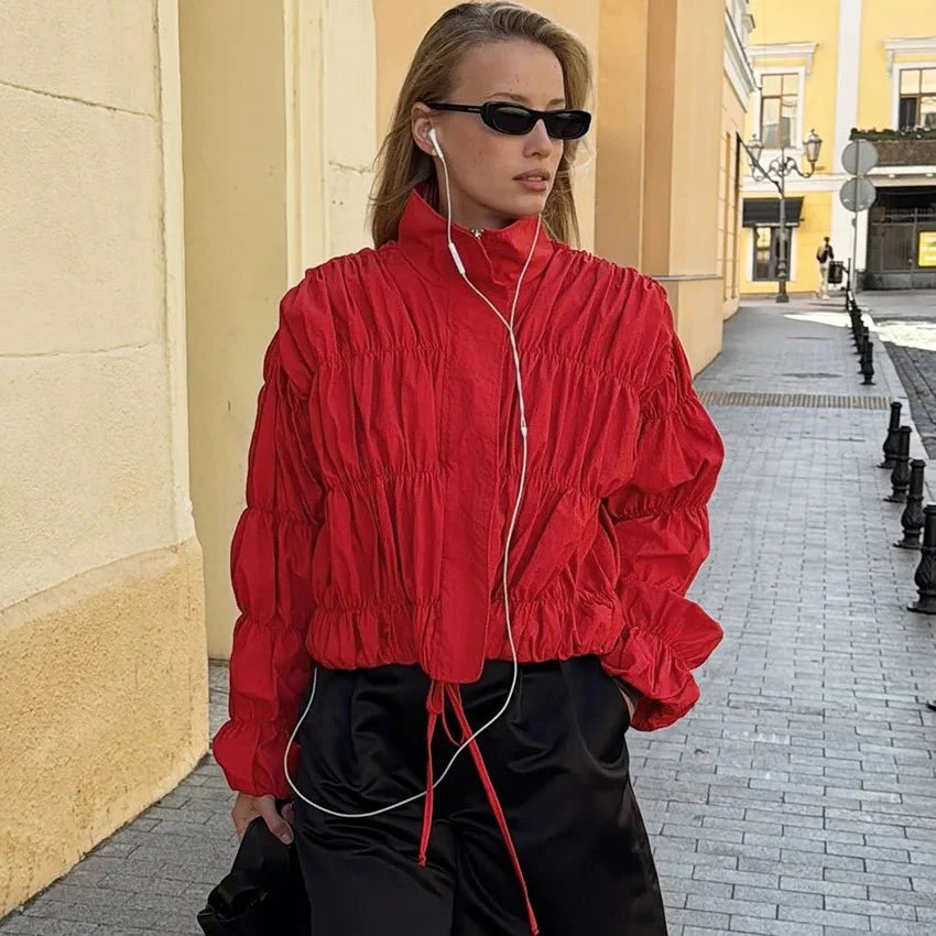 Ellie Jacka med rynkad dragkedja