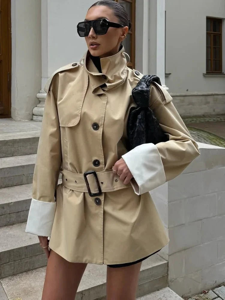 Evelyn Trenchcoat med kontrasterande muddar och bälte