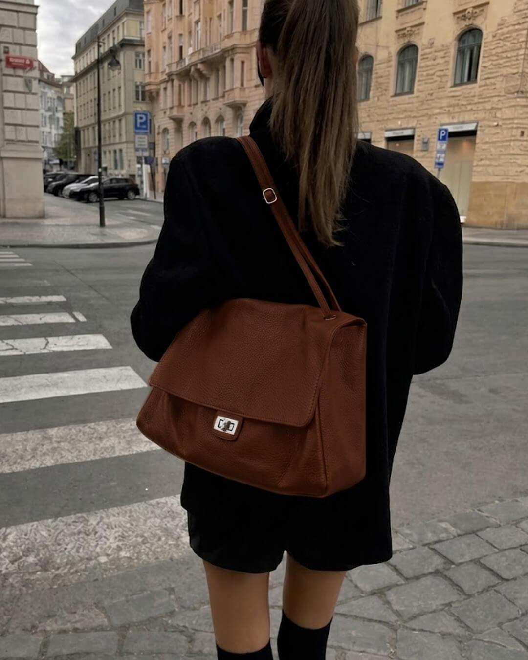 Ava Maxi Flap Läderaxelväska