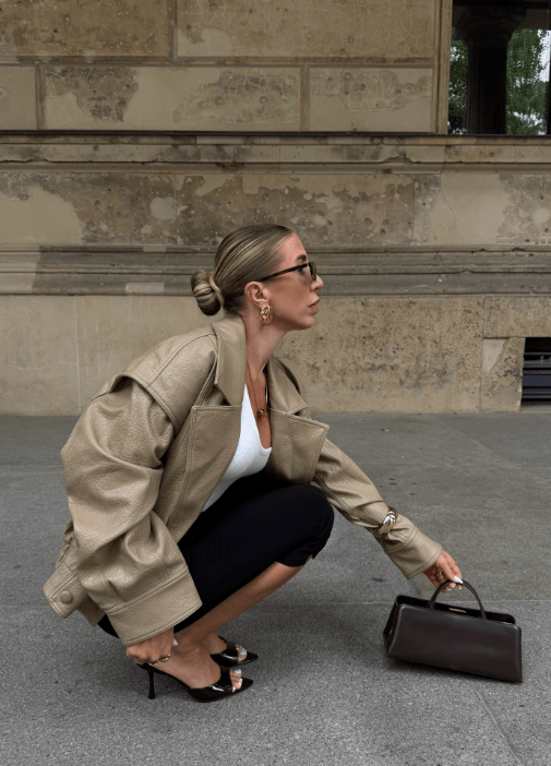 Isabel dubbelknäppt kappa i fusk-läder
