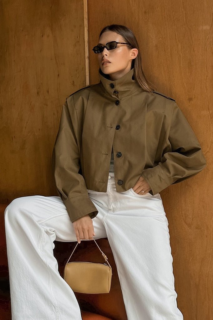 Julia kort utilityjacka med veckad design