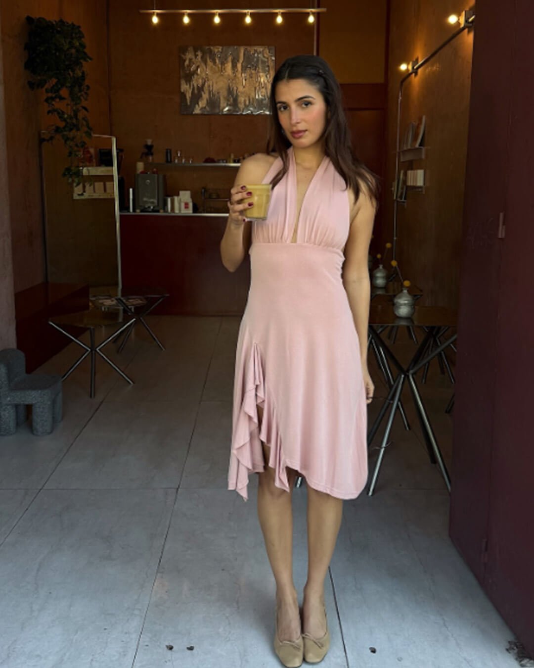 Chloe rygglös halterneck miniklänning