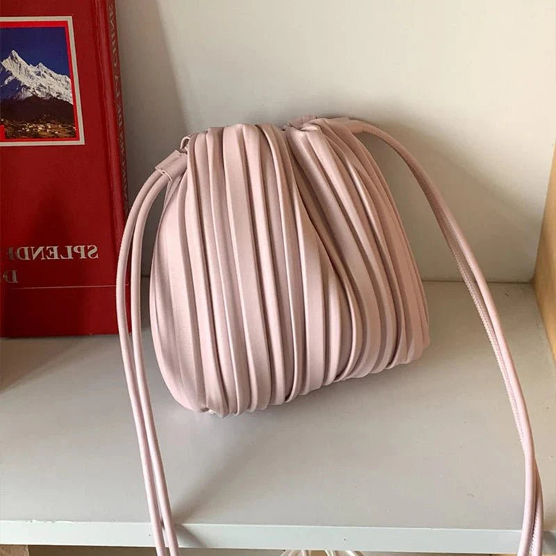 Sadie plisserad mini crossbody-väska
