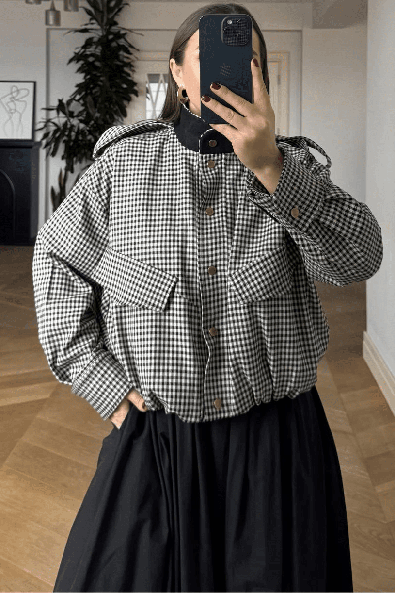 Lisa bomberjacka med hög krage och rutigt mönster