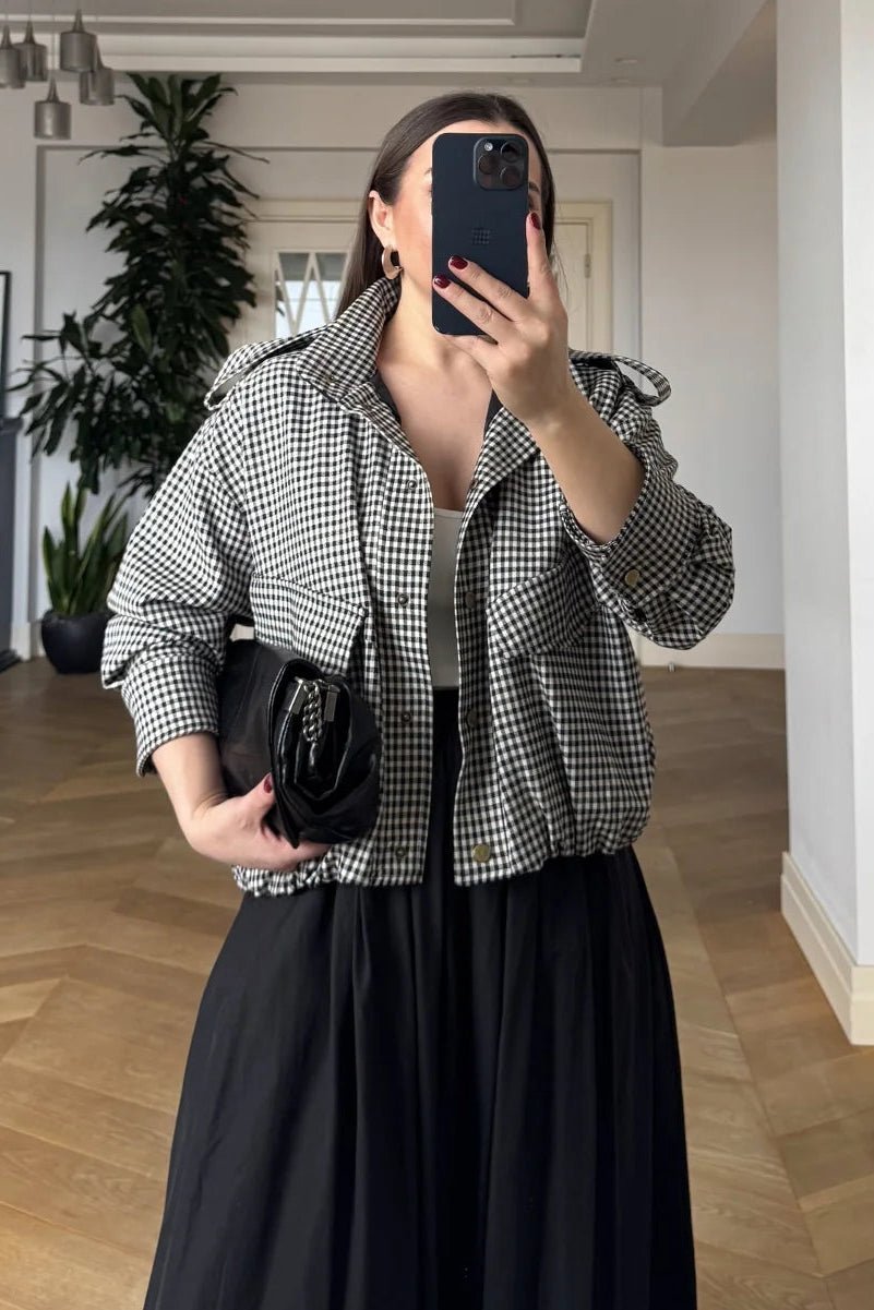 Lisa bomberjacka med hög krage och rutigt mönster