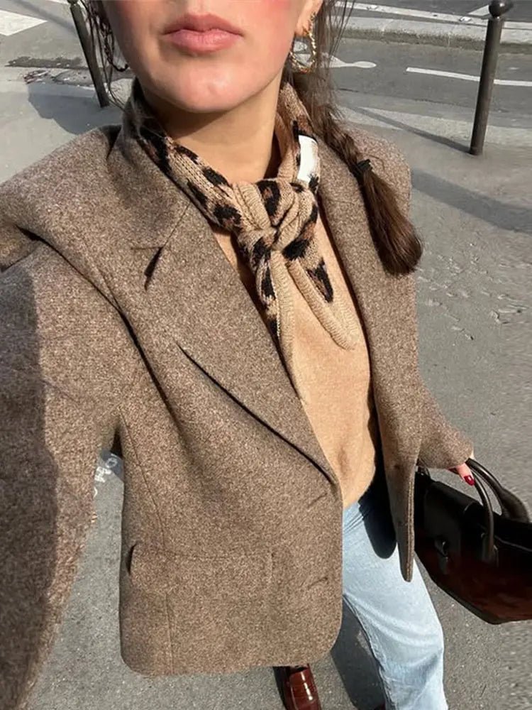 Claudia kavaj med tofsdetaljer