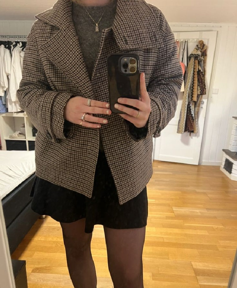 Emilia jacka med hundtandsmönster och ståkrage