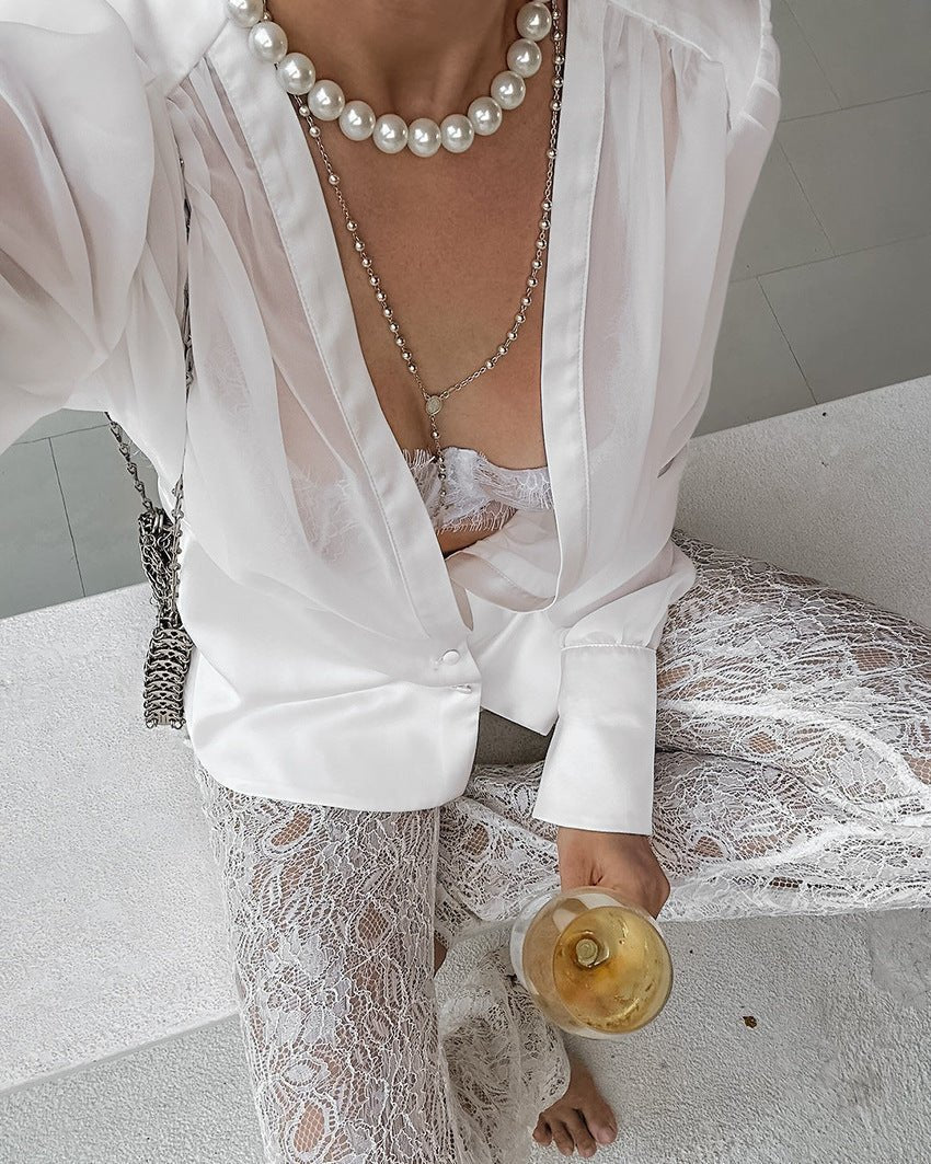 Lydia transparent blus med djup urringning och knappar