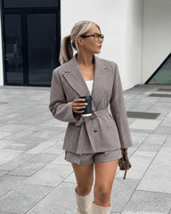 Dalia hundtandsmönstrad shortsdräkt med bälte