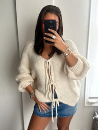 Emma stickad kofta med rosettdesign