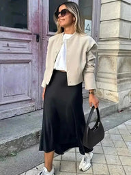Hilde Midikjol i svart satin med hög midja