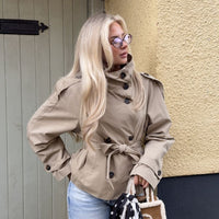 Kiarra kort trenchcoat med ståkrage