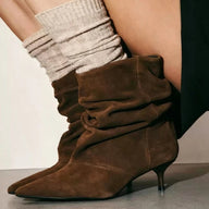 Nina ankelboots i fuskmocka med rynk