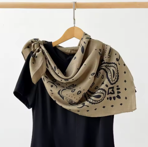 Reese Paisley Stickad Bandana Halsduk