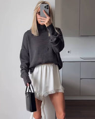 Suzy asymmetrisk satinkjol i midilängd